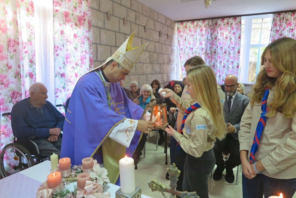 Betlehemsko svjetlo mira stiglo u Dubrovačku biskupiju, skauti ga predali biskupu Glasnoviću