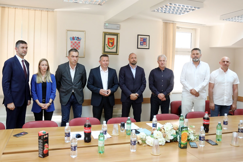 Potpisan ugovor za izgradnju grobnica i ispraćajnih objekata Groblja Dubac, izvođač tvrtka Trag (FOTO)