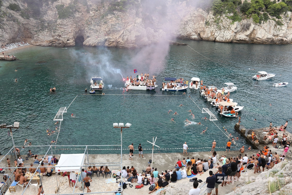 Počela Divlja liga, u prvoj utakmici na Bellevueu Plaža ispod katamarana izgubila od Uvale Lapad