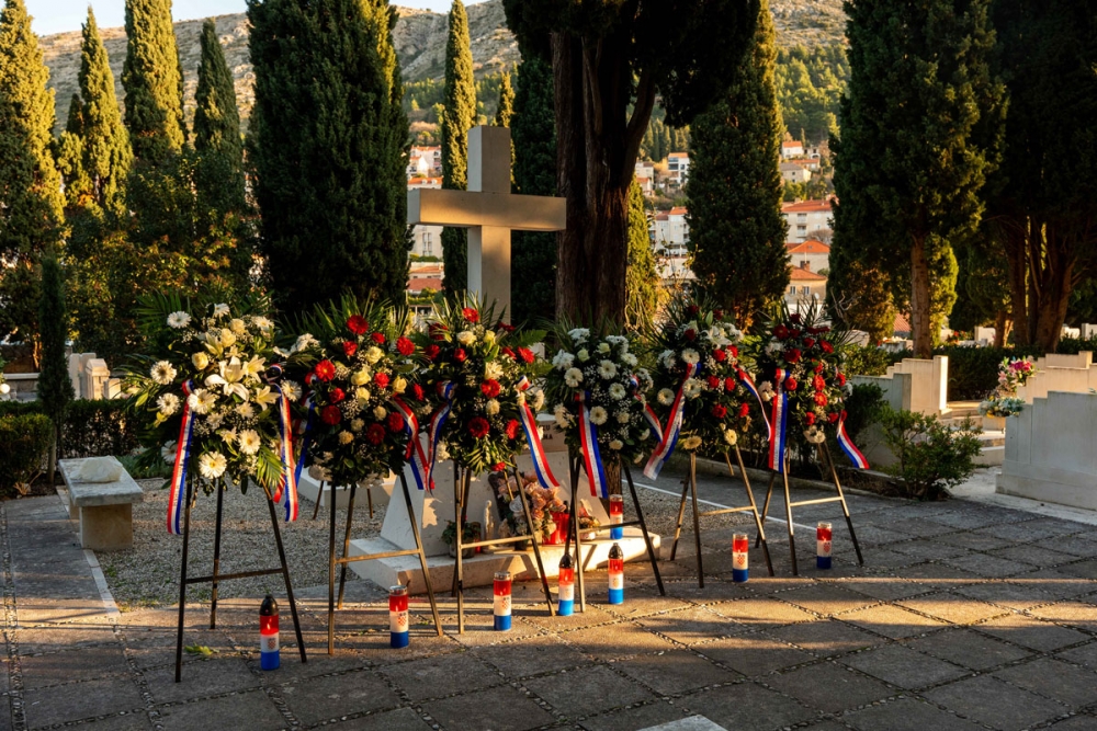 Odavanje počasti poginulim braniteljima i civilnim žrtvama Domovinskog rata na groblju Boninovo