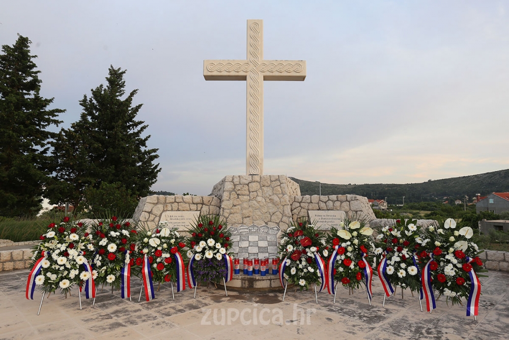Polaganjem vijenaca i paljenjem svijeća na Spomen obilježju u Mandaljeni zavr&scaron;eno obilježavanje Dana Općine