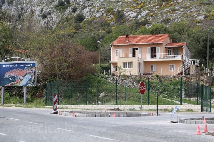 Popločavanje nogostupa na raskrižju Dubac, slijedi postavljanje pje&scaron;ačkog prijelaza