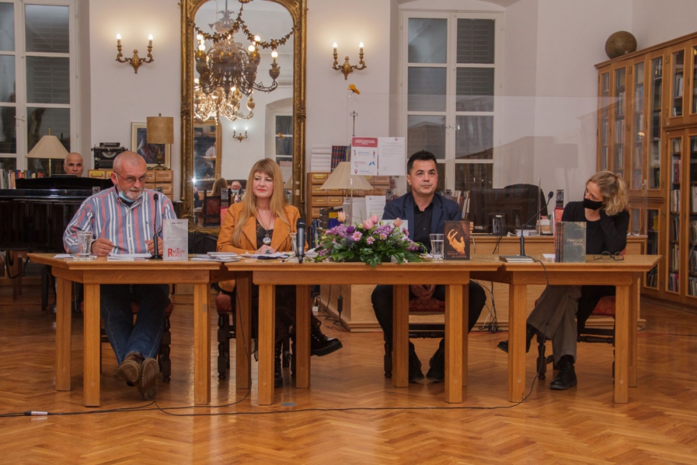 Na Noći knjige u Saloči od zrcala župski pjesnik Stanko Krnjić predstavio novu zbirku "Dnevnik tijela"