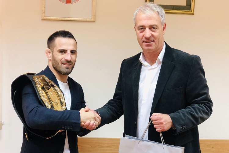 Antun Račić, prvak KSW-ove bantam kategorije na prijemu u Općini Župa dubrovačka
