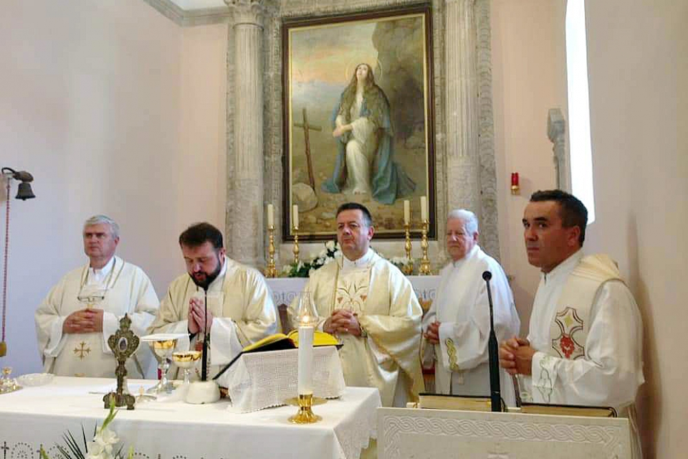 Blagdan sv. Marije Magdalene; Jutarnje mise predvodili  don Vilim Petrović i don Ivan Bijak&scaron;ić