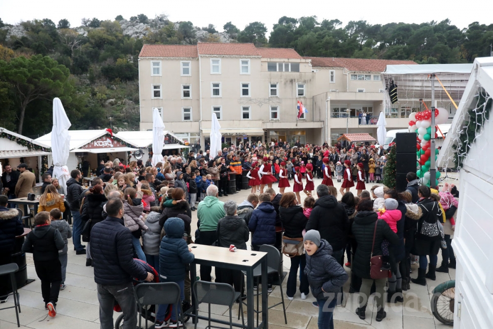 Adventski program na trgu ispred zgrade Općine; Objavljen Javni natječaj za najam kućica